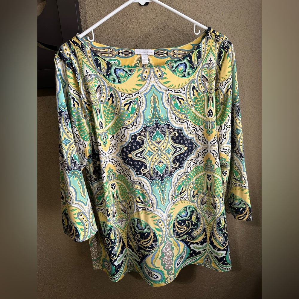 Colorful dressy top in excellent condition.